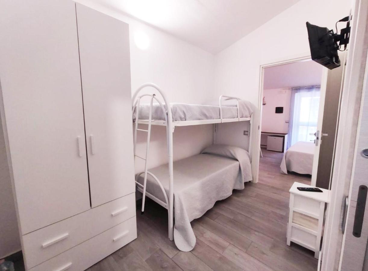B&B Capo Rizzuto Fronte Mare Bagian luar foto
