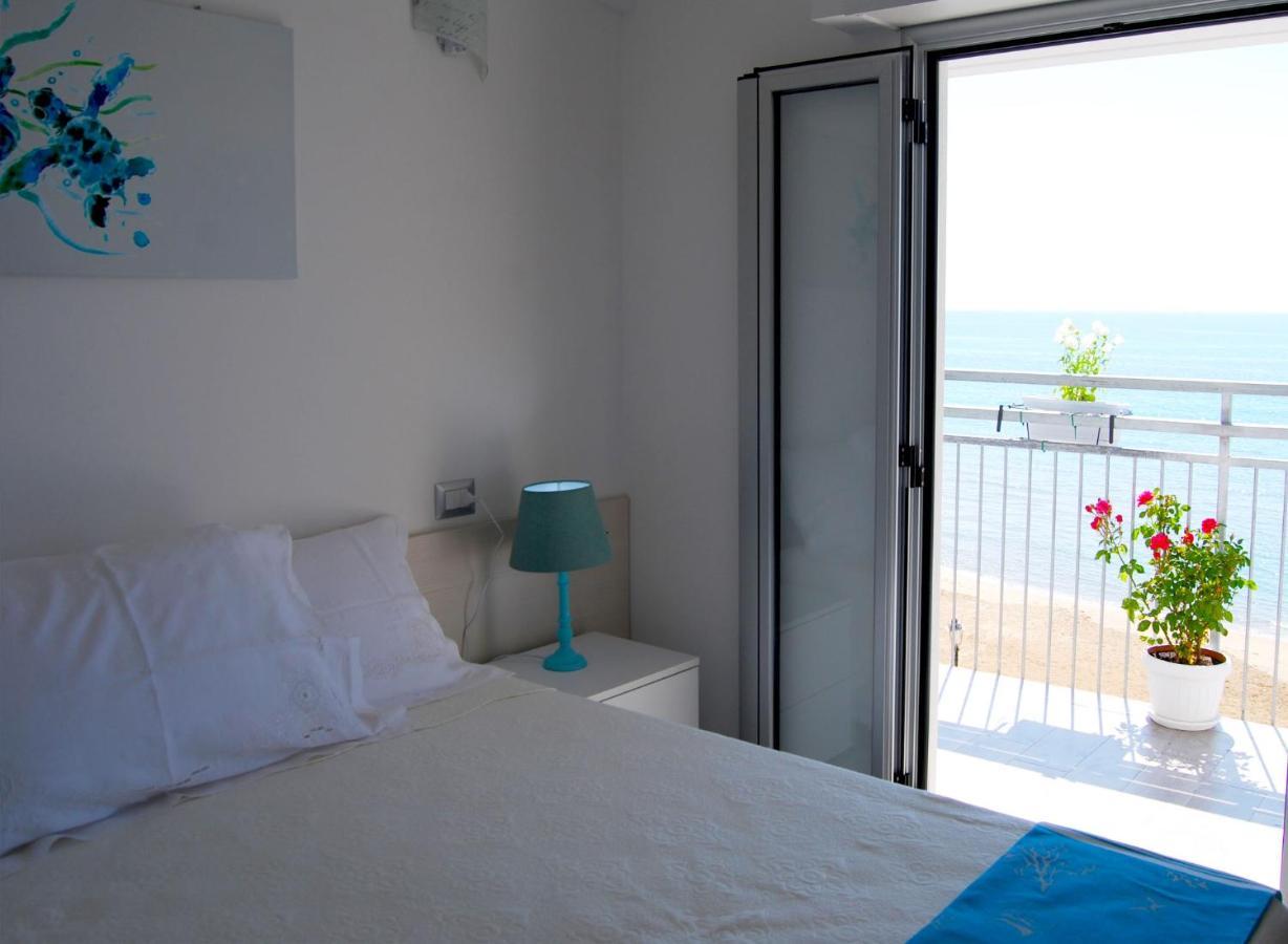 B&B Capo Rizzuto Fronte Mare Bagian luar foto