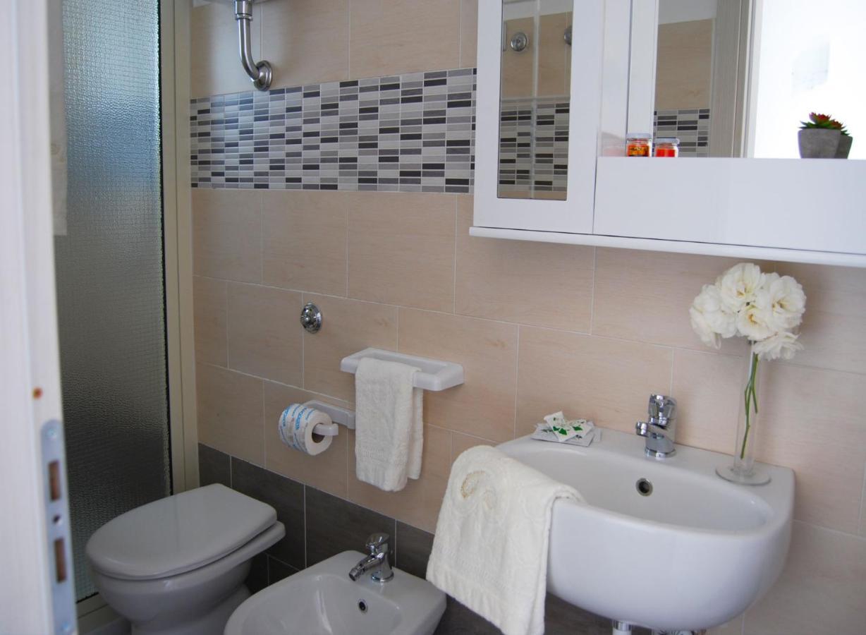 B&B Capo Rizzuto Fronte Mare Bagian luar foto