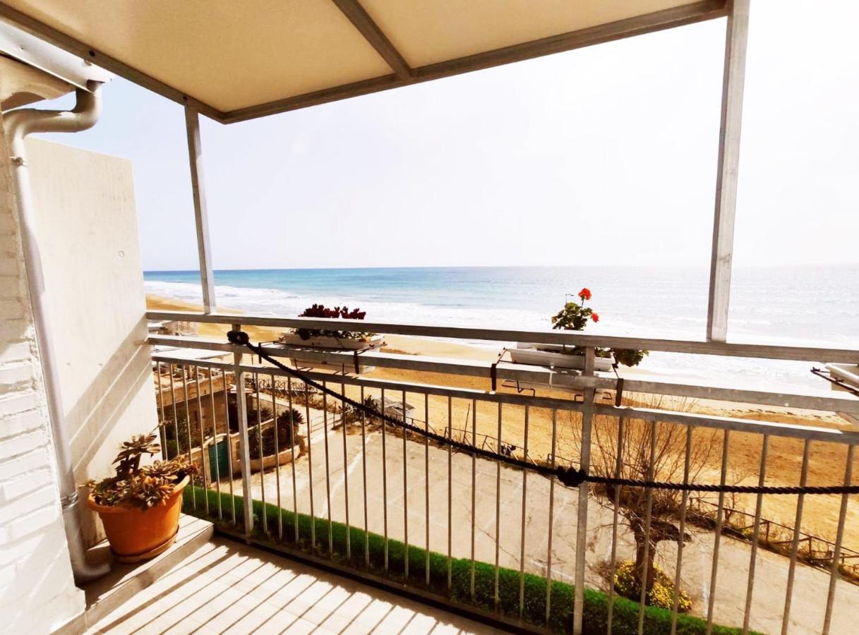 B&B Capo Rizzuto Fronte Mare Bagian luar foto