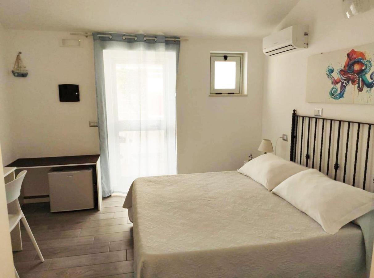 B&B Capo Rizzuto Fronte Mare Bagian luar foto