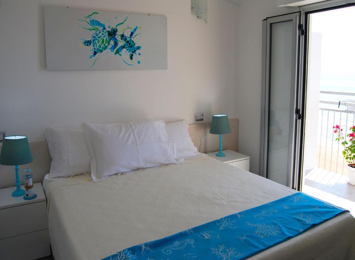 B&B Capo Rizzuto Fronte Mare Bagian luar foto