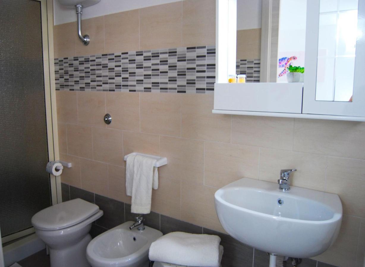 B&B Capo Rizzuto Fronte Mare Bagian luar foto