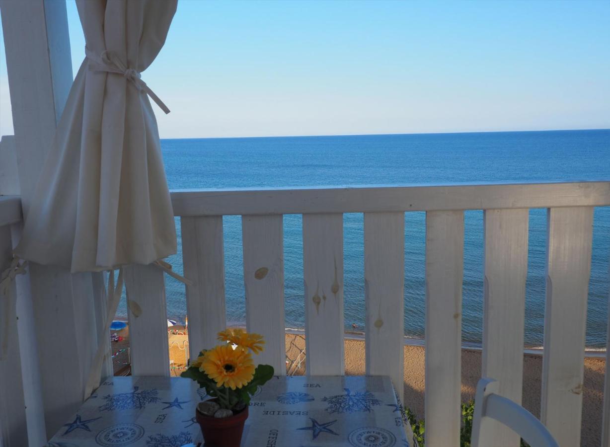 B&B Capo Rizzuto Fronte Mare Bagian luar foto