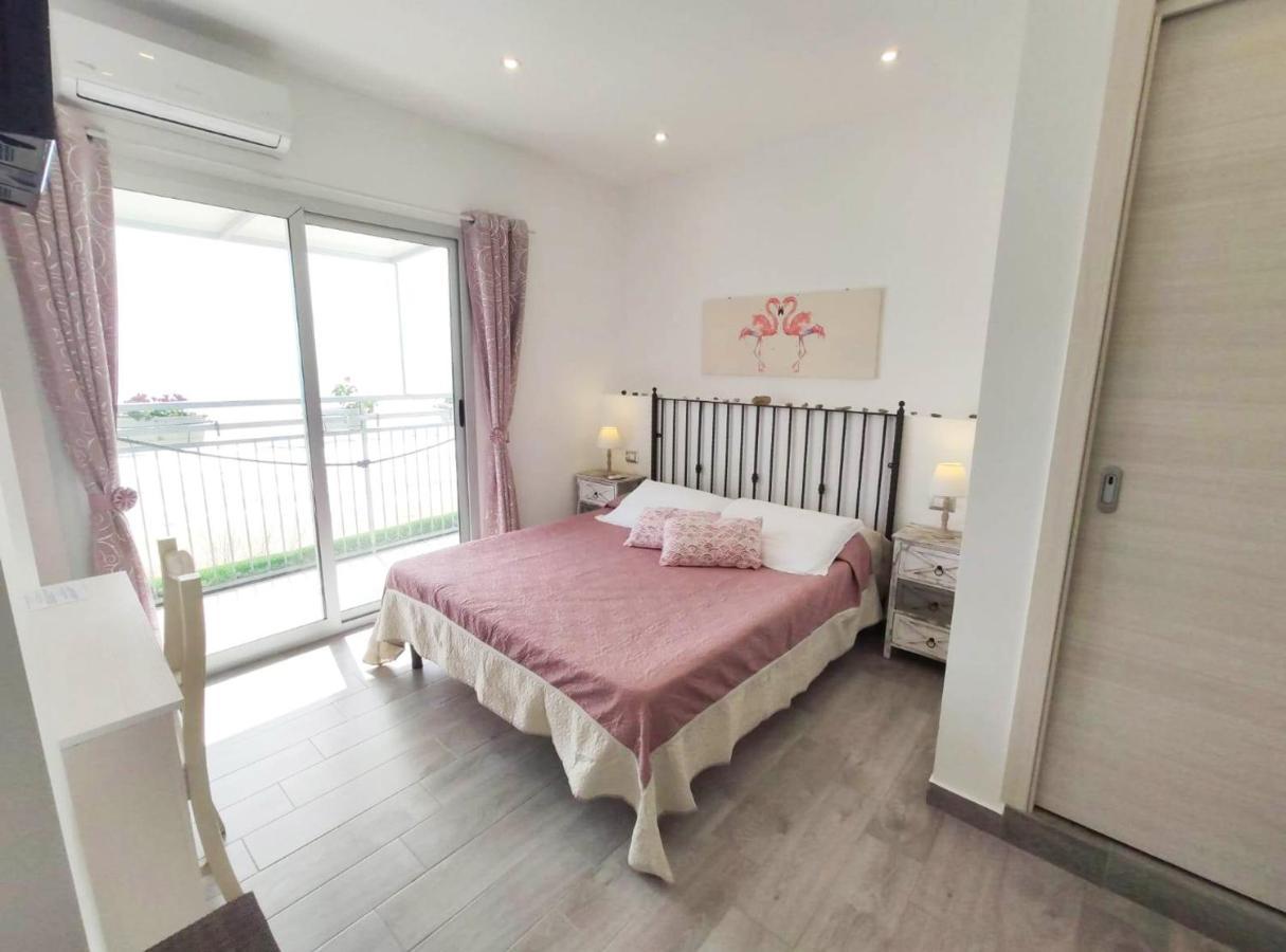 B&B Capo Rizzuto Fronte Mare Bagian luar foto