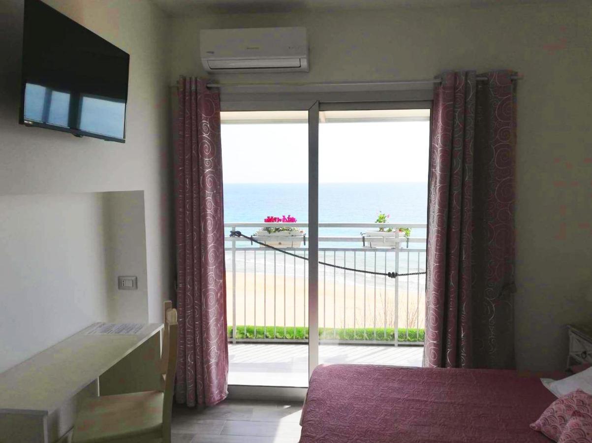 B&B Capo Rizzuto Fronte Mare Bagian luar foto