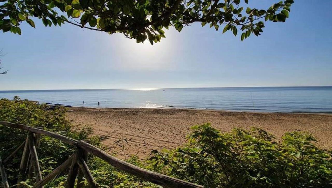 B&B Capo Rizzuto Fronte Mare Bagian luar foto